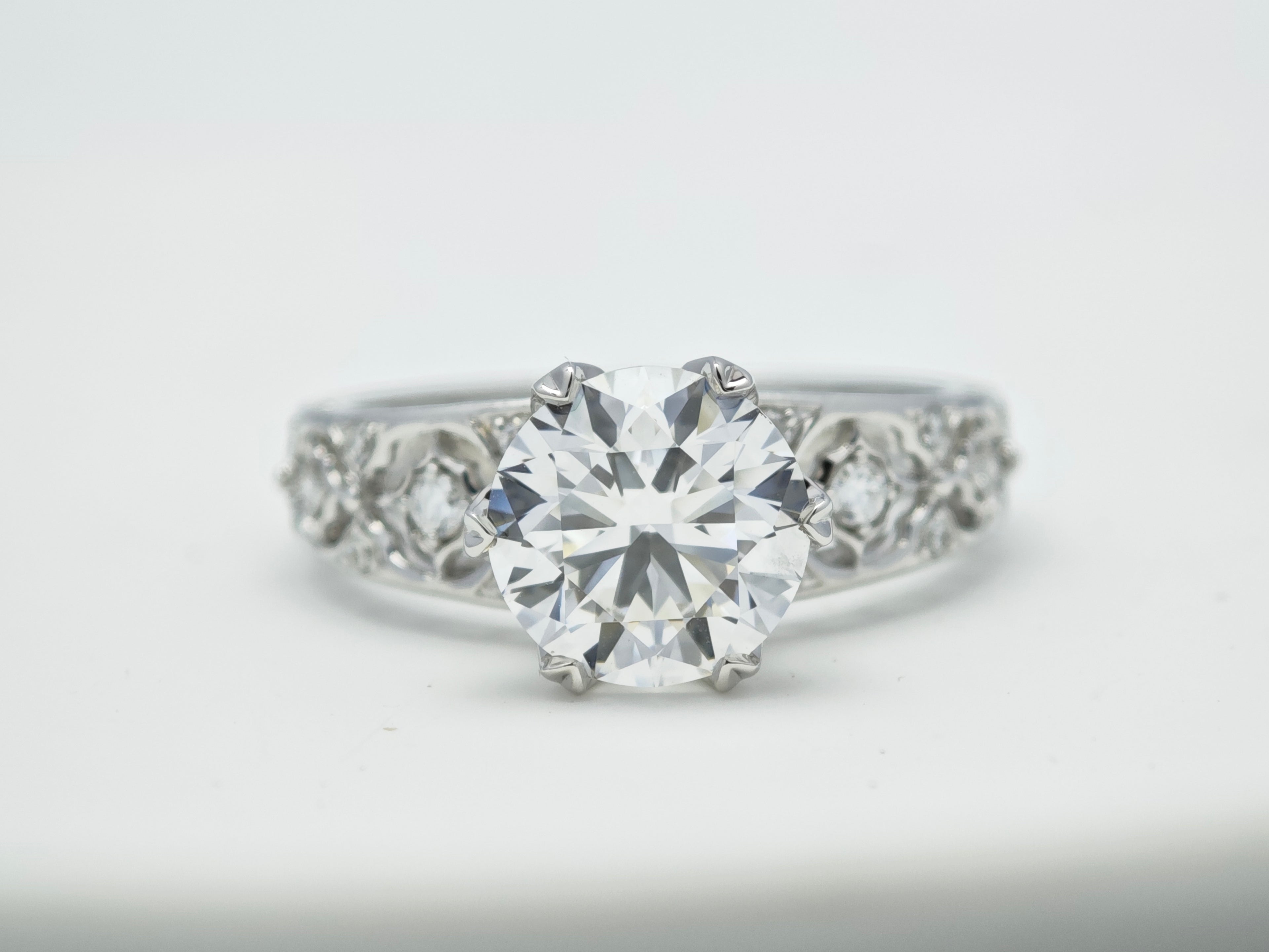 R383 – “Bubu” Round Brilliant Diamond Ring